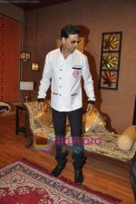 Akshay Kumar show the set of Amul Master Chef in FilmCity, Mumbai o 14th Oct 2010 (36).JPG